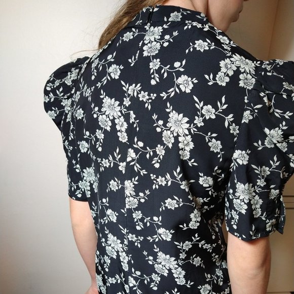 Gathered Sleeve Blouse from CO blakck with off white flowers - Picture 2 of 10